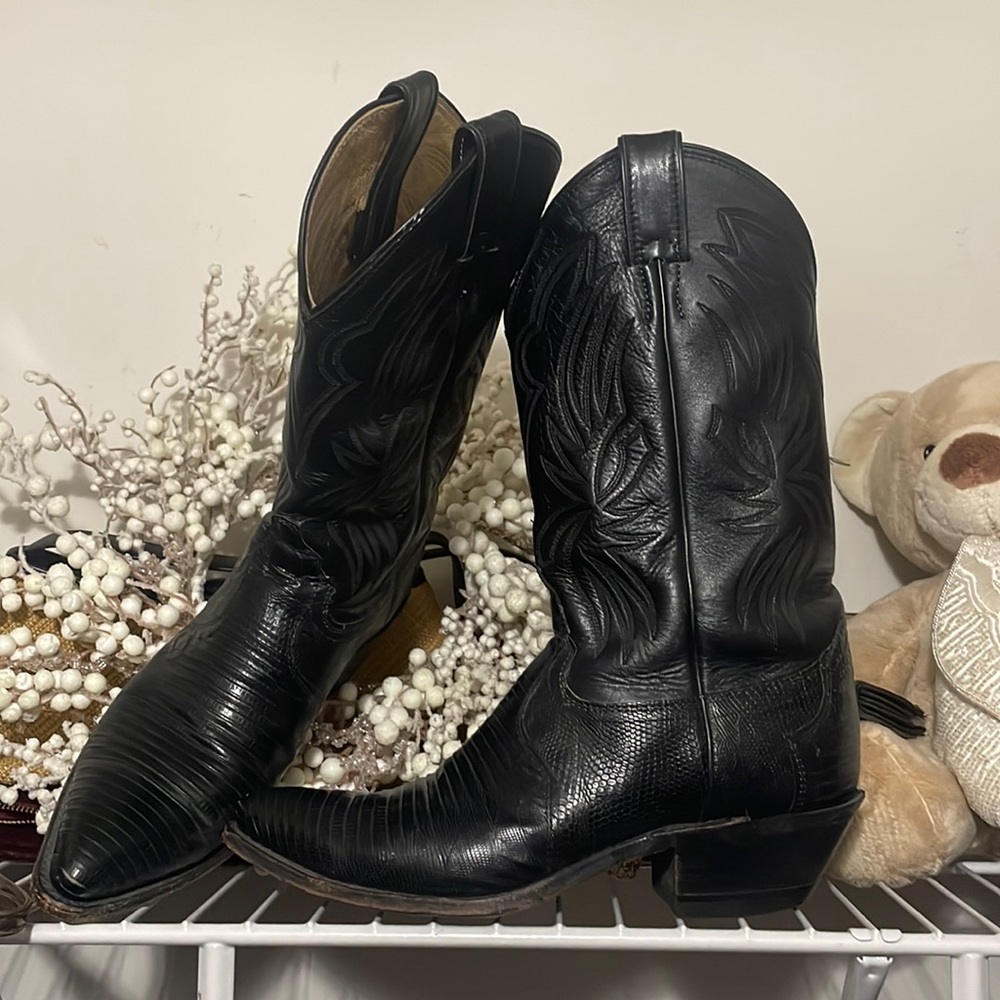 Black leather cowgirl boots